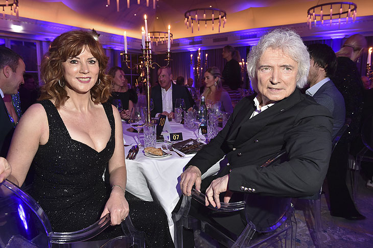 Musiker Peter Orloff mit Frau Linda Orloff beim „1. Kinderlachen Christmas Gala“ im Hotel Grand Tirolia in Kitzbühel am 21.12.2024 (©Foto: BrauerPhotos / Goran Nitschke) 